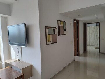Room in 2 BHK Apartment at Peninsula Ashok Towers, Parel – for Rent