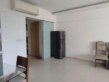 Room in 2 BHK Apartment at Peninsula Ashok Towers, Parel – for Rent