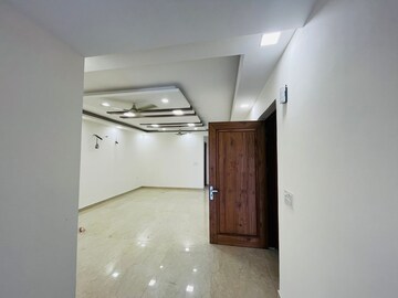 Room in 4 BHK Builder Floor at Green Fields Colony – for Rent