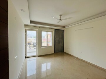 Room in 4 BHK Builder Floor at Green Fields Colony – for Rent