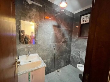 Attached Bathroom in 2 BHK Builder Floor at Saket – for Rent