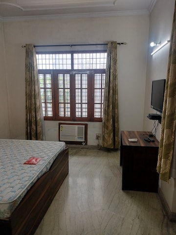 Bedroom in 6 BHK Villa at Gomti Nagar – for Rent