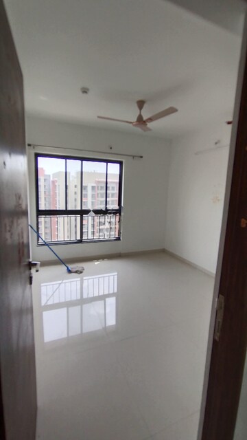 Room in 3 BHK Apartment at Shapoorji Pallonji Sensorium, Hinjewadi – for Rent