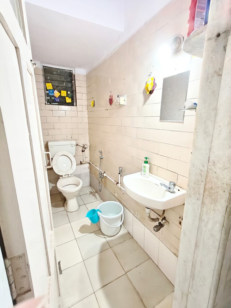 Bathroom, oberoi-mall 1 Bedroom 400 Sq.Ft. Apartment In Goregaon East Mumbai 8903838