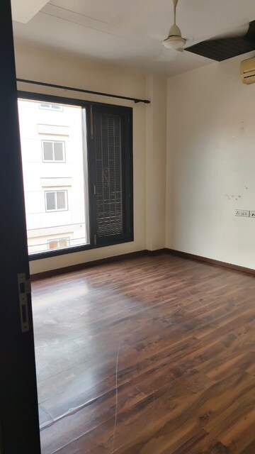 Room in 3 BHK Builder Floor at Green Park – for Rent