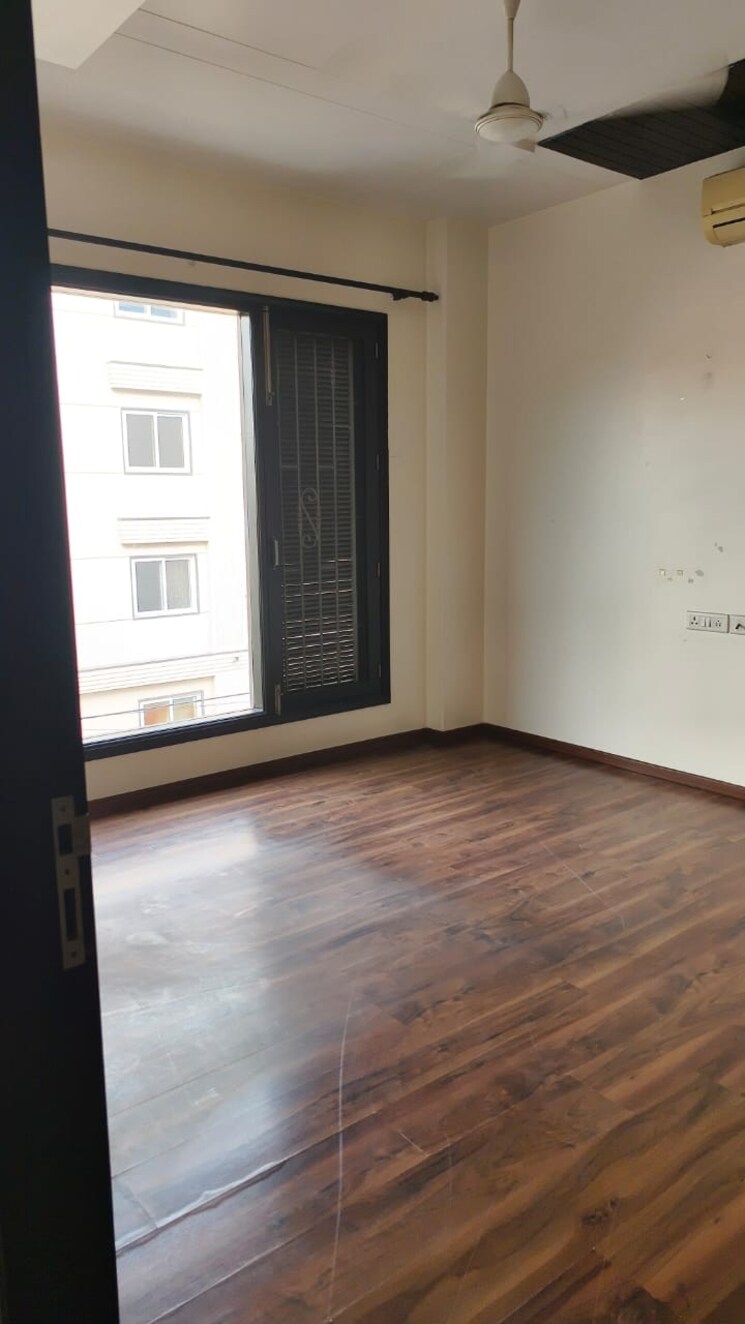 Room, green park 3 Bedroom 240 Sq.Yd. Builder Floor In Green Park Delhi 8903909