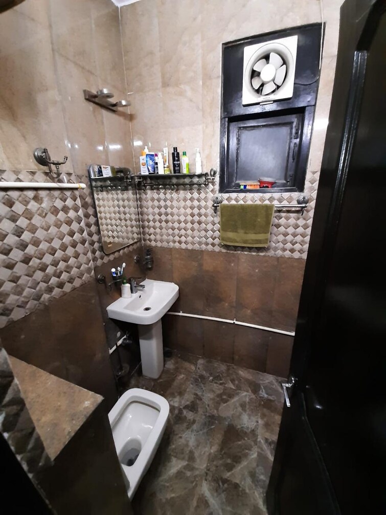Bathroom, lajpat nagar i 2 Bedroom 100 Sq.Yd. Builder Floor In Lajpat Nagar I Delhi 8903957