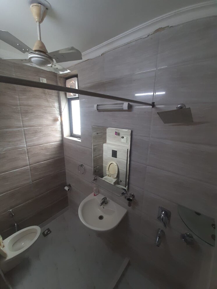 Bathroom, lajpat nagar i 2 Bedroom 100 Sq.Yd. Builder Floor In Lajpat Nagar I Delhi 8903978