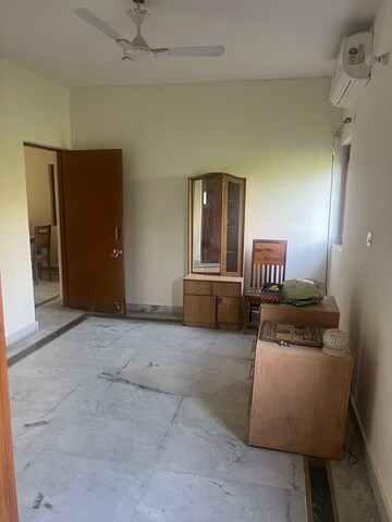 Room in 3 BHK Apartment at Vasant Kunj – for Rent