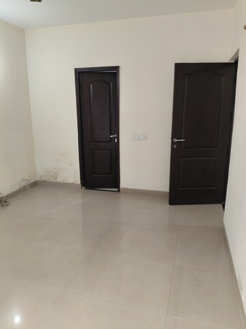 Room in 1.5 BHK Apartment at Unitech Uniworld Gardens 2, Sector 47 – for Rent