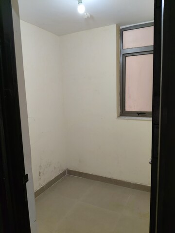 Room in 1.5 BHK Apartment at Unitech Uniworld Gardens 2, Sector 47 – for Rent