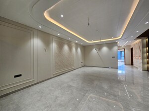 Room in 4 BHK Builder Floor at Parklands, Sector 85 – for Sale