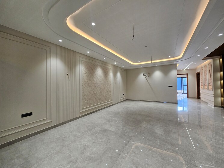 Room, parklands 4 Bedroom 350 Sq.Yd. Builder Floor In Sector 85 Faridabad 8904118