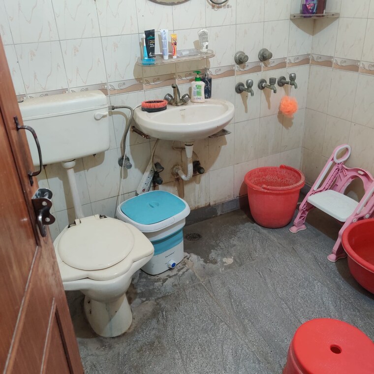 Bathroom, green fields colony 2 Bedroom 292 Sq.Yd. Builder Floor In Green Fields Colony Faridabad 8904132