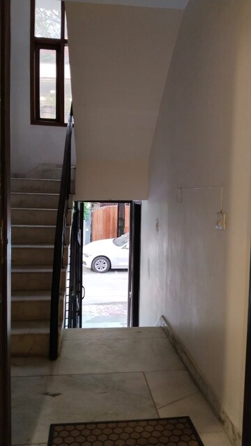 Room in 3 BHK Builder Floor at Safdarjung Enclave – for Rent