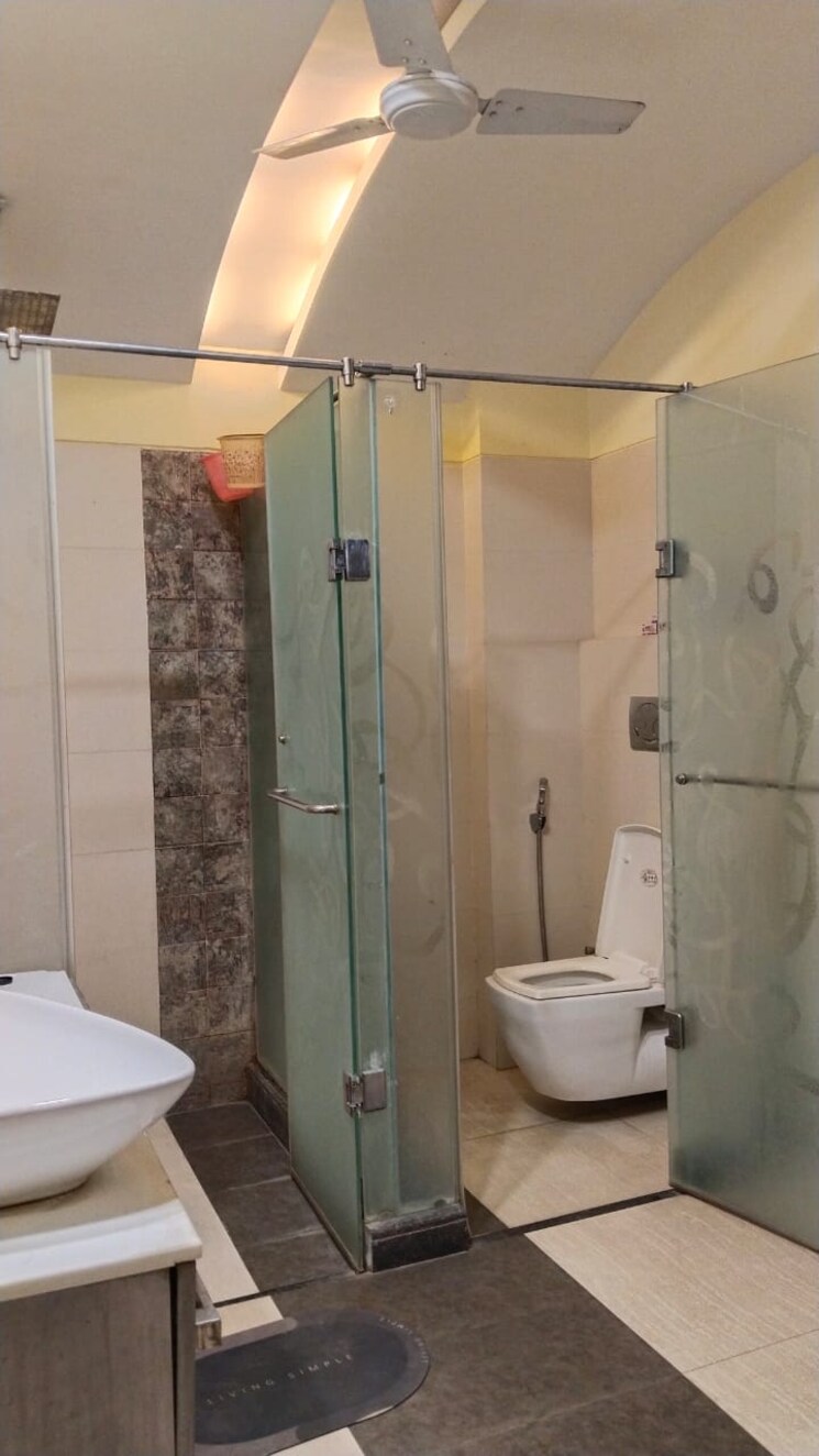 Bathroom, safdarjung enclave 3 Bedroom 2700 Sq.Ft. Builder Floor In Safdarjung Enclave Delhi 8904274