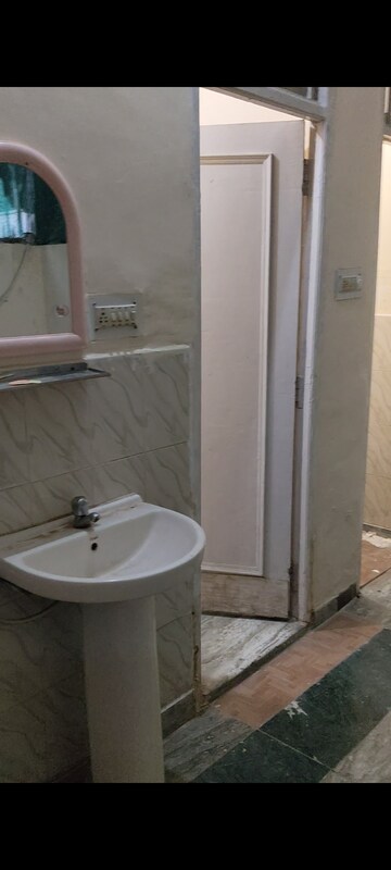 Bathroom in 1.5 BHK Builder Floor at Sector 47 – for Rent