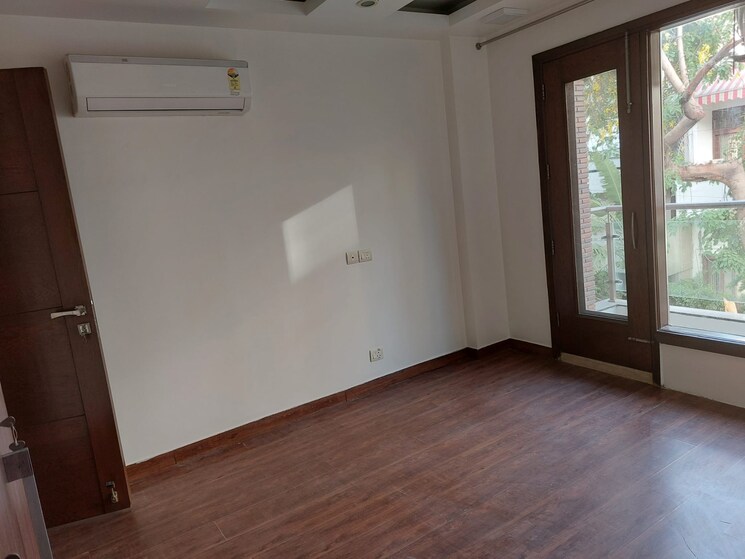Room, uday park 3 Bedroom 200 Sq.Yd. Builder Floor In Uday Park Delhi 8904387