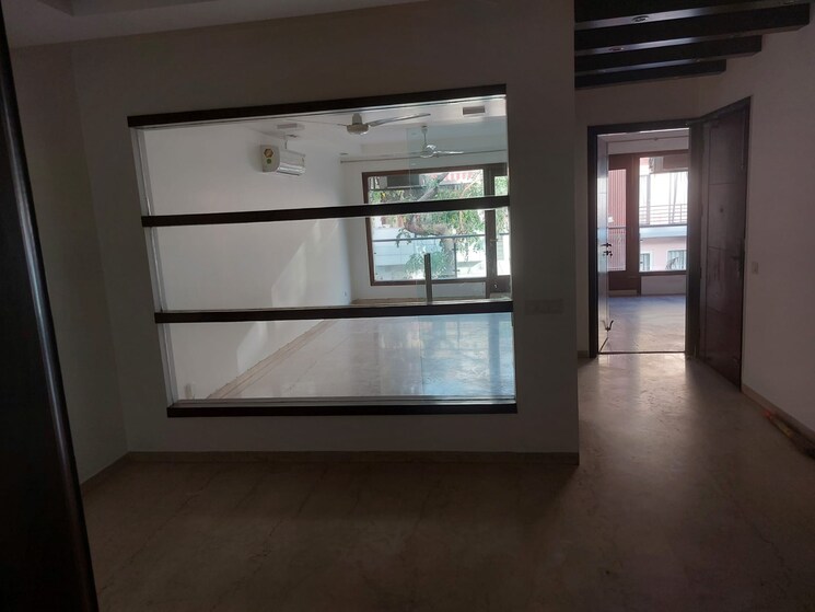 Room, uday park 3 Bedroom 200 Sq.Yd. Builder Floor In Uday Park Delhi 8904387