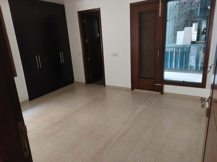 Room, uday park 3 Bedroom 200 Sq.Yd. Builder Floor In Uday Park Delhi 8904387