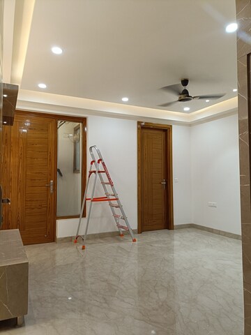 Room in 4 BHK Builder Floor at Vivek Vihar – for Rent