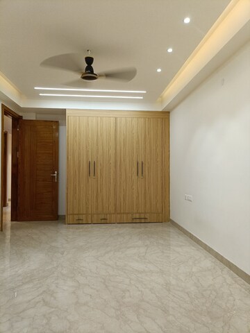 Room in 4 BHK Builder Floor at Vivek Vihar – for Rent