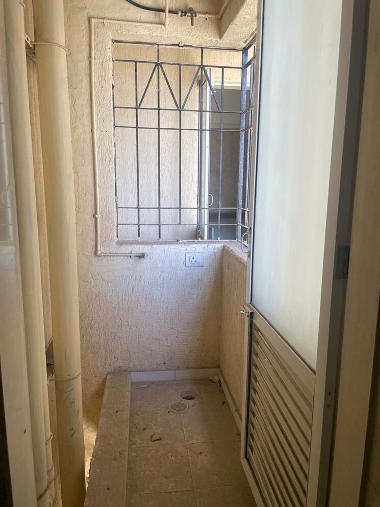 Bathroom, dosti-west-county-phase-4-dosti-pine 2 Bedroom 695 Sq.Ft. Apartment In Balkum Pada Thane 8904444
