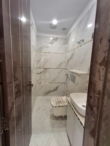 Bathroom in 2 BHK Builder Floor at Abhay Khand 2 – for Rent