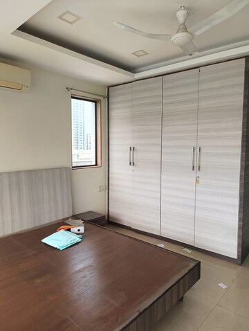 Room in 3 BHK Apartment at Krypton Tower, Prabhadevi – for Rent