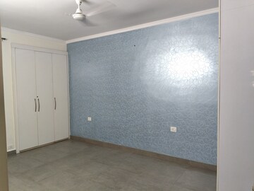 Room in 2 BHK Apartment at Unitech Uniworld Resorts-The Residences, Sector 33 – for Rent