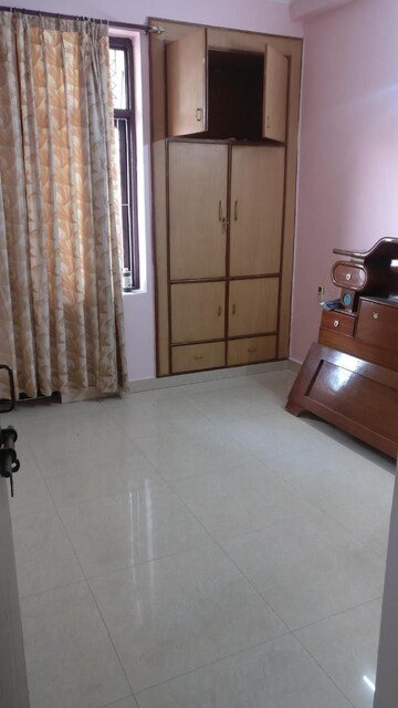 Room in 3 BHK Apartment at Sector 10a – for Rent