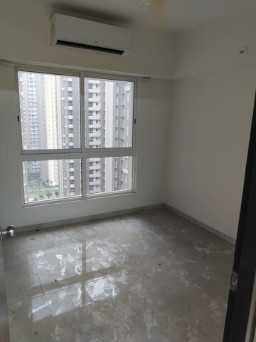 Room in 2 BHK Apartment at Lodha Amara, Kolshet Road – for Sale