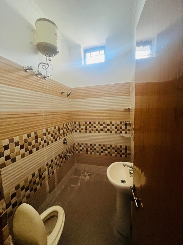 Bathroom, gms road 4 Bedroom 150 Sq.Yd. Independent House In Gms Road Dehradun 8904923