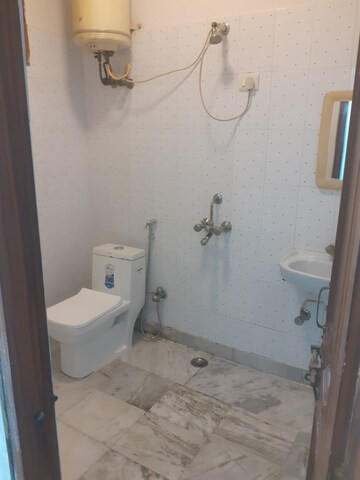 Bathroom in 3 BHK Apartment at Uppal Southend, Sector 49 – for Rent