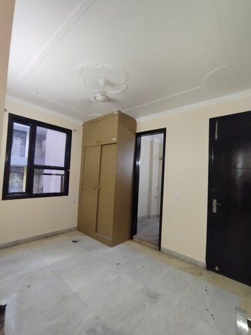 Room in 3 BHK Builder Floor at Chittaranjan Park – for Rent