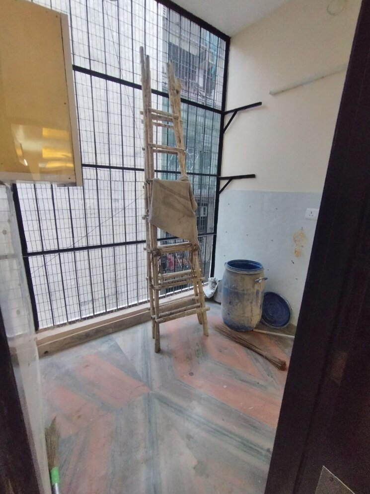 Balcony, chittaranjan park 3 Bedroom 200 Sq.Yd. Builder Floor In Chittaranjan Park Delhi 8904986