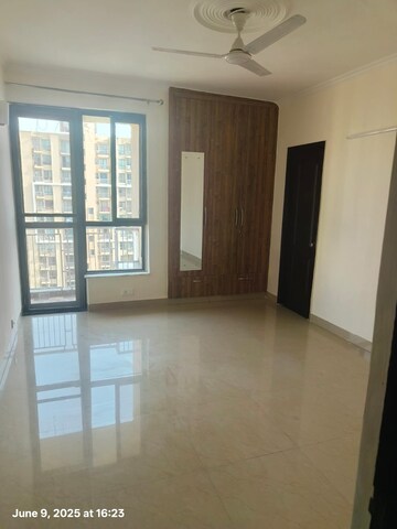 Room in 3 BHK Apartment at Unitech Uniworld Gardens 2, Sector 47 – for Rent