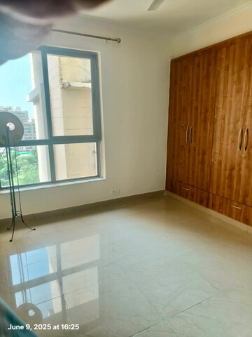 Room in 3 BHK Apartment at Unitech Uniworld Gardens 2, Sector 47 – for Rent