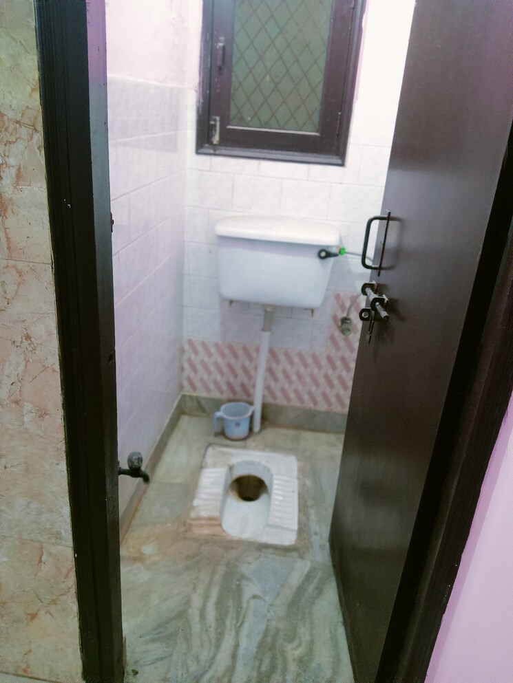 Bathroom, purvanchal-panchahuli 2 Bedroom 750 Sq.Ft. Apartment In Sector 61 Noida 8905027
