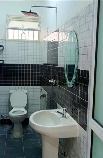 Bathroom in 2 BHK Apartment at Redwoods CHS, Mulund West – for Sale