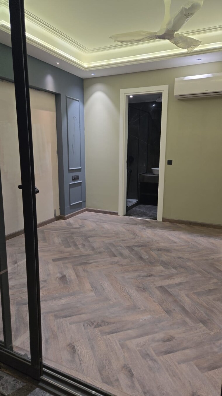 Room, sector 19 6+ Bedroom 171 Sq.Mt. Independent House In Sector 19 Noida 8905078