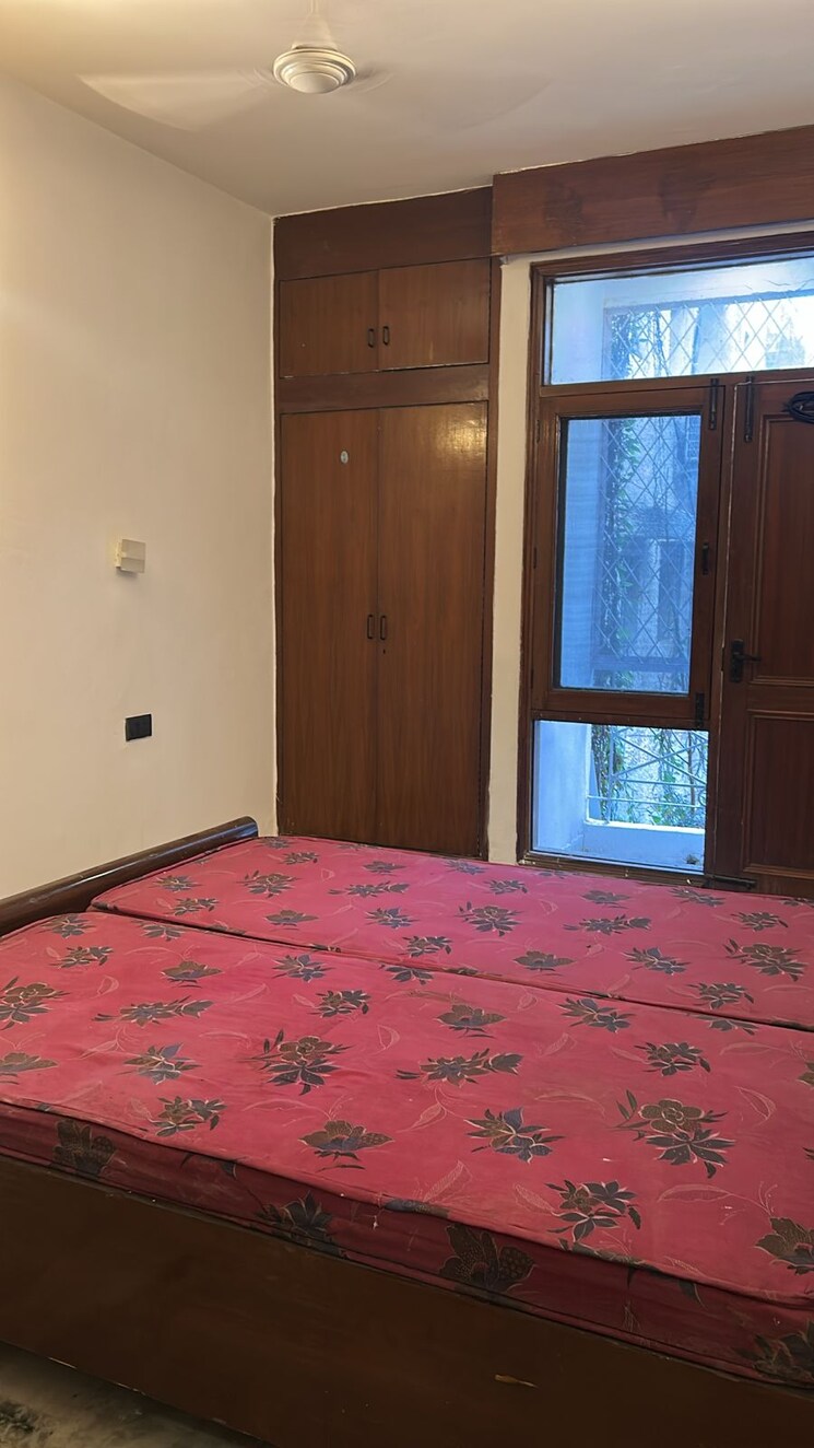 Room, east of kailash 2 Bedroom 125 Sq.Yd. Builder Floor In East Of Kailash Delhi 8905087