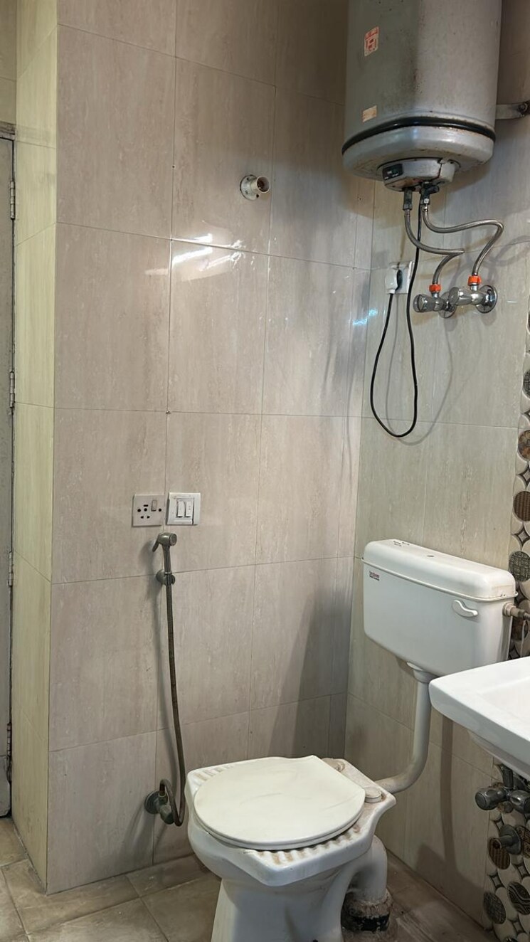Bathroom, east of kailash 2 Bedroom 125 Sq.Yd. Builder Floor In East Of Kailash Delhi 8905087
