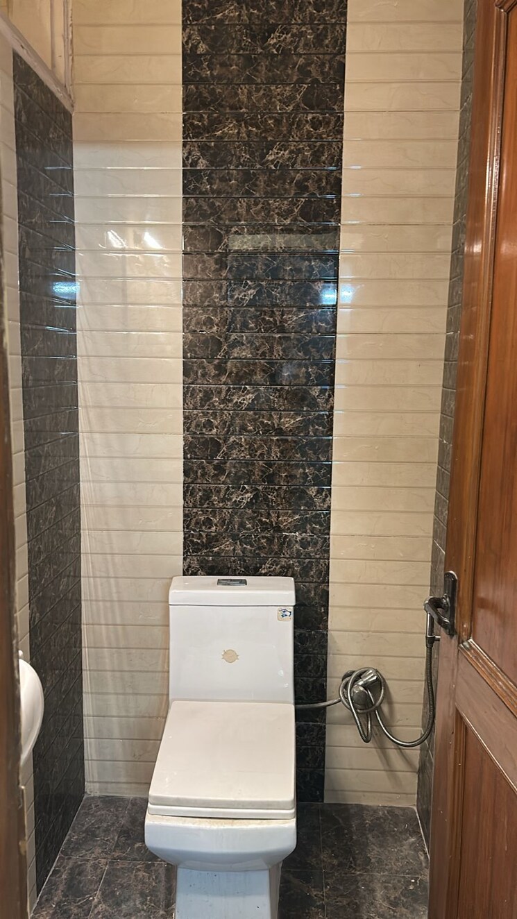 Bathroom, east of kailash 2 Bedroom 125 Sq.Yd. Builder Floor In East Of Kailash Delhi 8905087