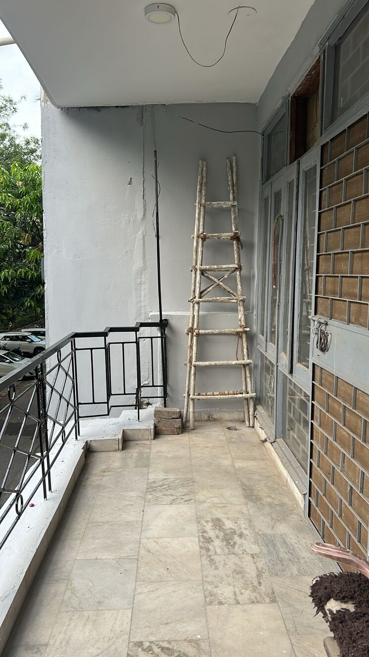 Balcony, east of kailash 2 Bedroom 125 Sq.Yd. Builder Floor In East Of Kailash Delhi 8905087