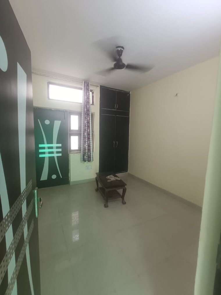 Room, rwa-apartments-sector-27 2.5 Bedroom 112 Sq.Mt. Independent House In Sector 27 Noida 8905169