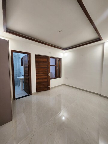 Room in 3 BHK Builder Floor at RPS Palm Drive, Sector 88 – for Rent