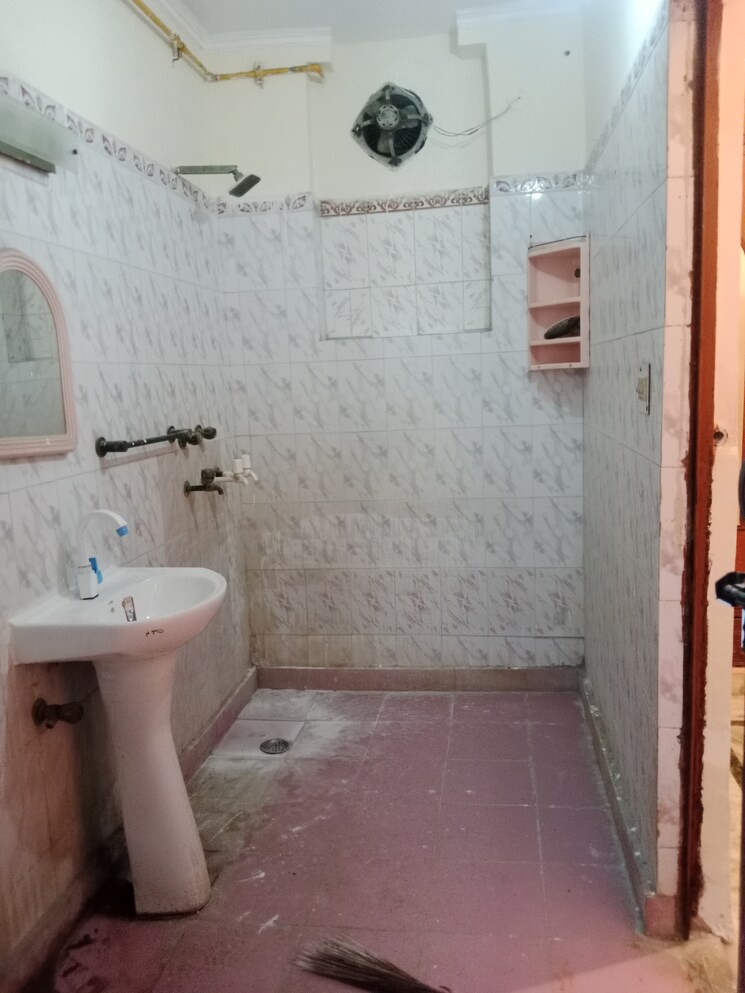 Bathroom, ashoka enclave 2 Bedroom 1200 Sq.Ft. Builder Floor In Ashoka Enclave Faridabad 8905310