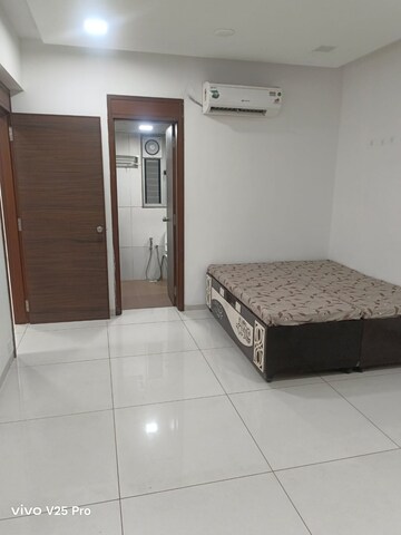 Room in 3 BHK Apartment at Alkapuri – for Rent