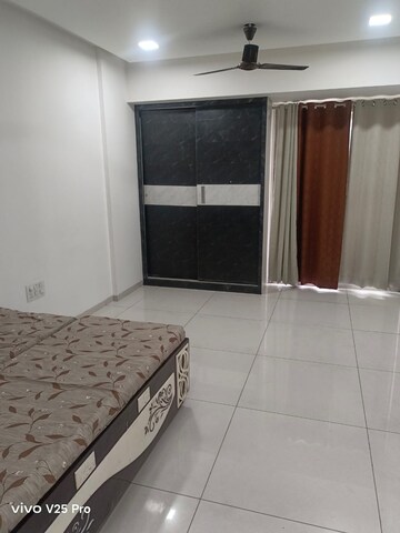 Bedroom in 3 BHK Apartment at Alkapuri – for Rent